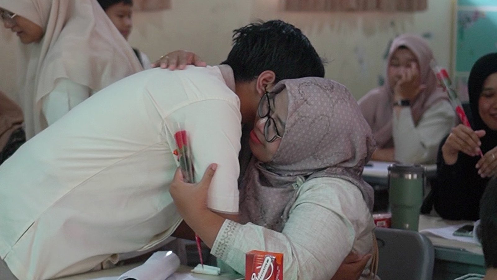 Peringati Hari Ibu, SMP Al Hasra Berikan Bunga Kasih Sayang di Momen Pembagian Rapor