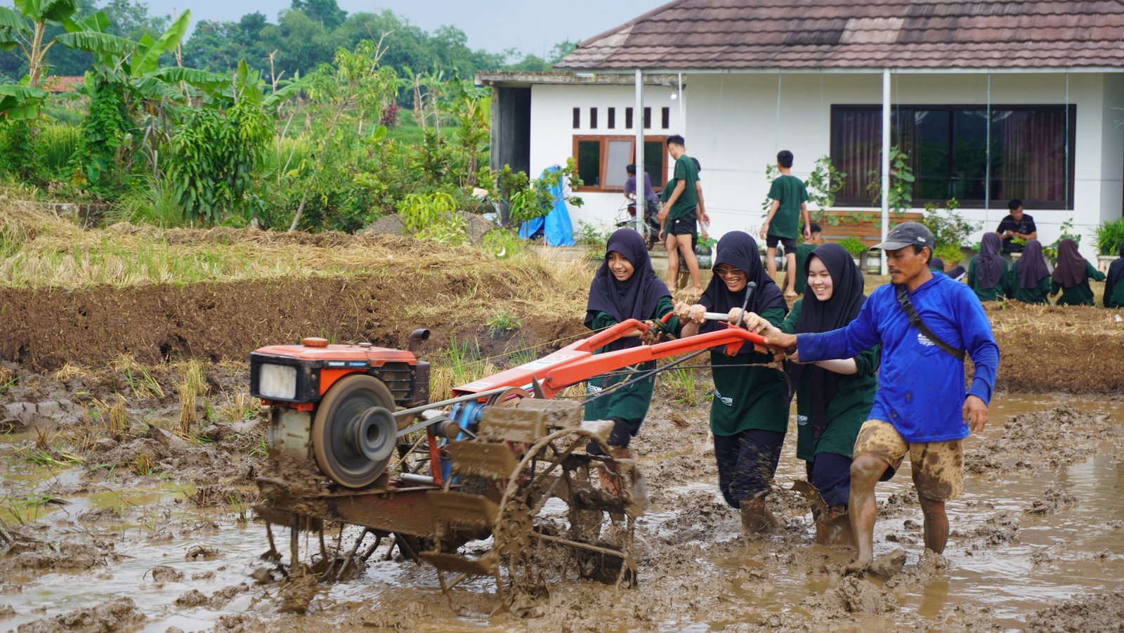 Siswa Kelas VIII SMP Al Hasra Laksanakan Riset Lapangan di Desa Widarasari